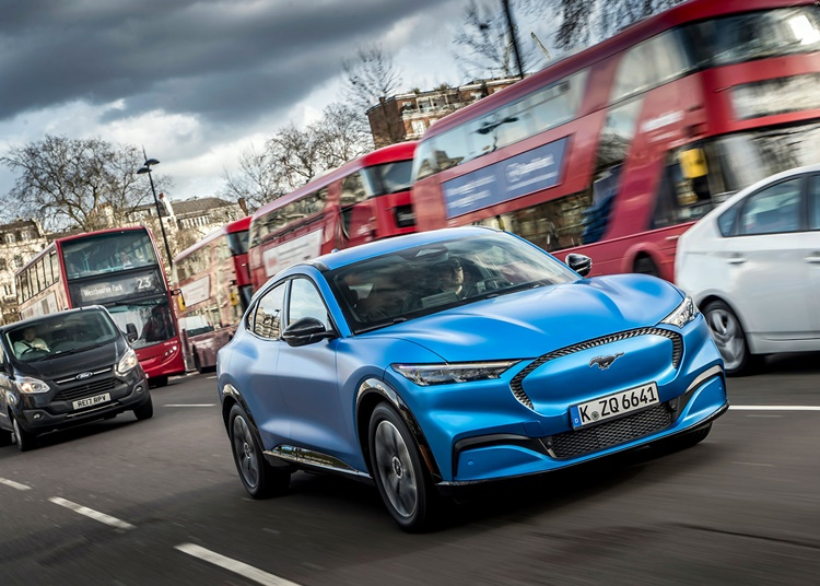 Bréking: kizárólag elektromos autókat fog árulni a Ford Európában