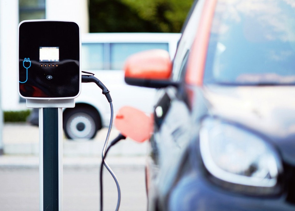 Az elektromos autók fogyasztását is feltüntetik a benzinkutakon