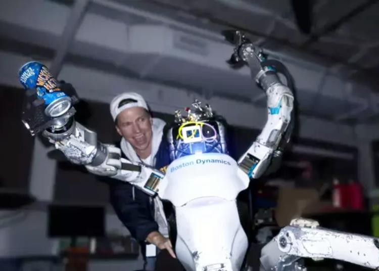 A kollégád veled sörözik, táncol és bajt kever, de ettől még egy robot!