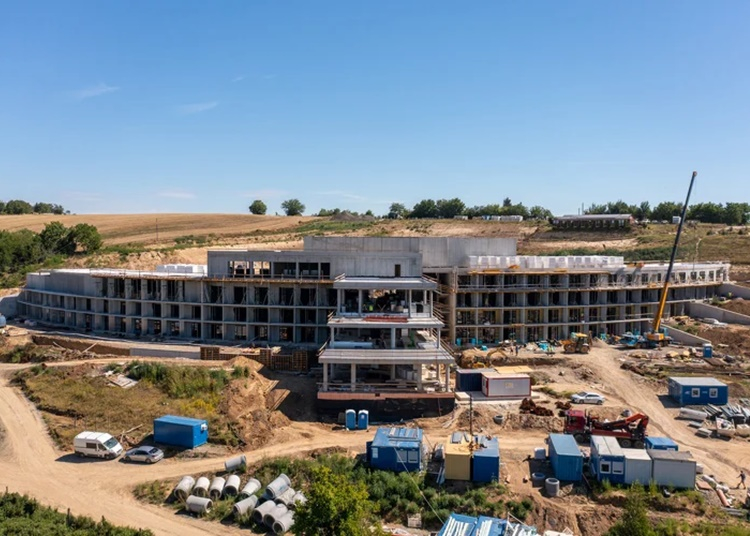 Hamarosan elkészül a völgybe igazított wellness hotel szerkezetépítése Pogányban