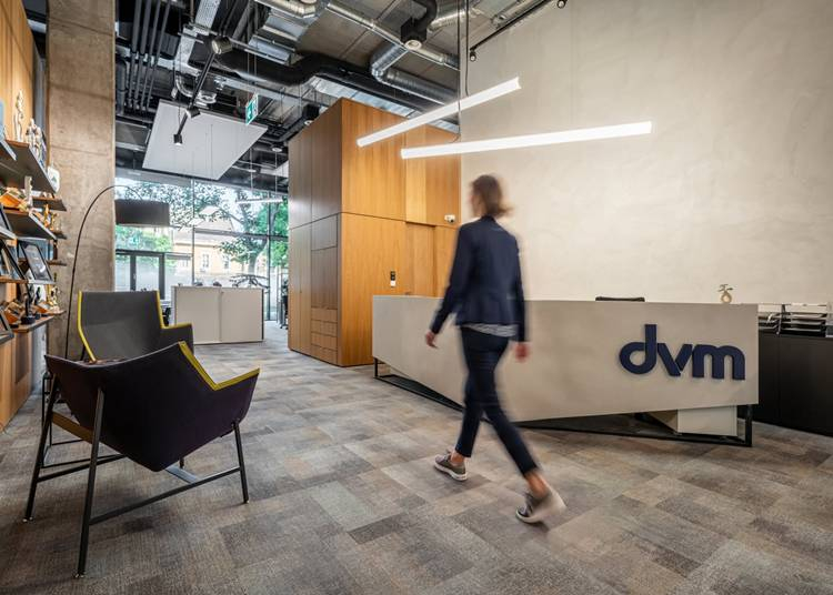Friss stratégiával, arculattal és új irodával lép szintet a DVM