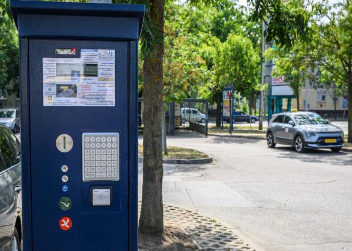 Nem csak a parkoló-automaták, de a parkolóőrök is eltűnnek – vagy átalakulnak?