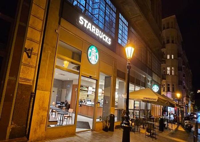 Starbucks: Amerikában bezárások, Európában más recept – Magyarországot is elérheti az átalakítás?