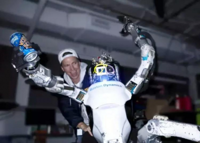 A kollégád veled sörözik, táncol és bajt kever, de ettől még egy robot!