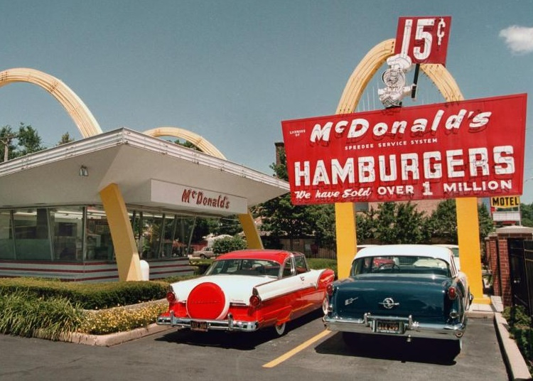 67 éve nyitott meg a McDonald&#039;s franchise első étterme, ami a vég kezdete volt az ötletgazda McDonald testvéreknek