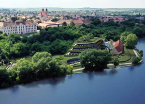 Két év várakozás után, ősszel lehet népszavazás a tatai Öreg-tóhoz tervezett óriáshotelről