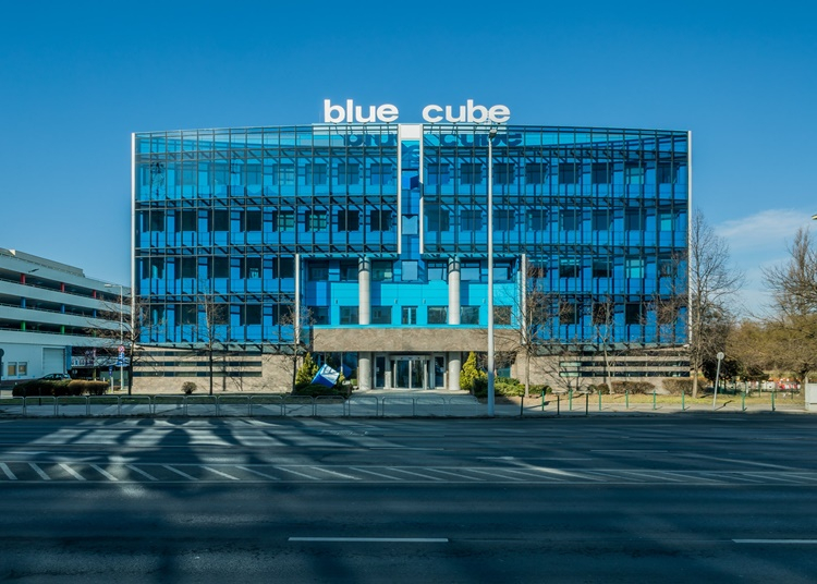 5700 fa ereje a Blue Cube irodaházban