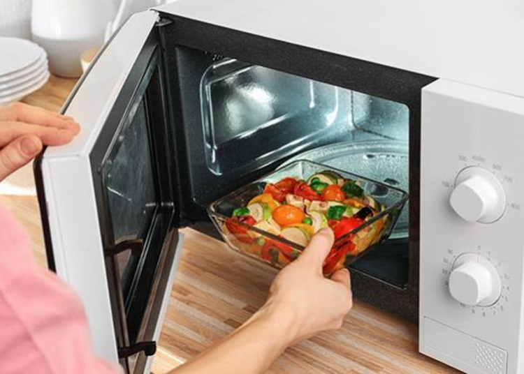 Forradalom jöhet a konyhákban: a mikrosütő helyett itt a makrohullámú sütő