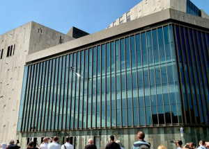 Környezetbarát, magyar fejlesztésű drónnal tisztították meg a Müpa homlokzatát