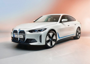 Offenzívát indít a BMW, jönnek az elektromos modellek, itt az i4