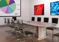 Vége a kábelkáosznak: egy eszköz válthatja ki az összes csatlakozót a tárgyalókban