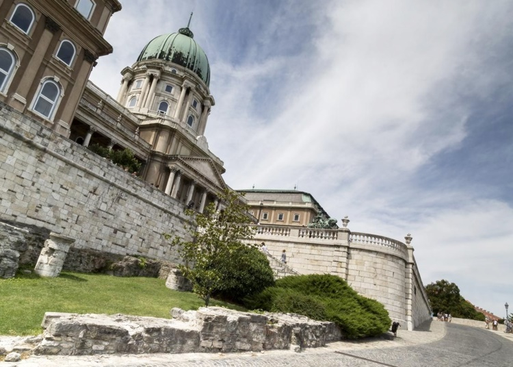 Hatalmas kedvezménnyel vásárolhatnák meg lakásaikat a Várnegyed szerencsés bérlői