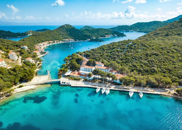 Itt van a szomszédban ez a csodás sziget a világ egyik legkékebb tengerével és csak egy szállodával