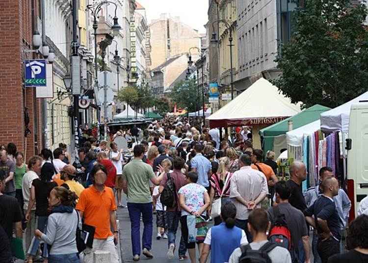 Csődbe mehetnek a főváros legnépszerűbb bevásárlóutcái