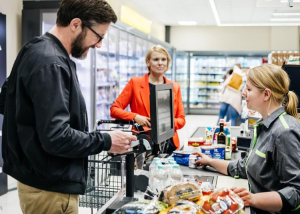 Jön az ingyenes készpénzfelvétel a magyar boltokban? Megszólaltak az áruházláncok