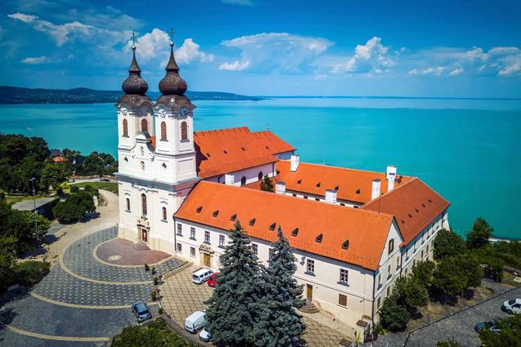 Pakolhatnak a bőröndbe a családosok: ezeken a balatoni településeken kapható a falusi CSOK