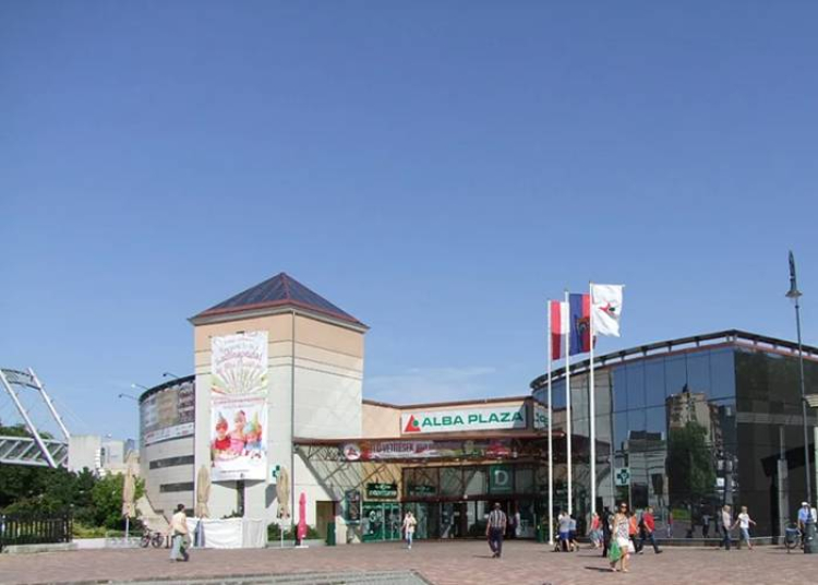 Murvás parkolóból városi fejlesztés: új fejezet jöhet az Alba Pláza környékén