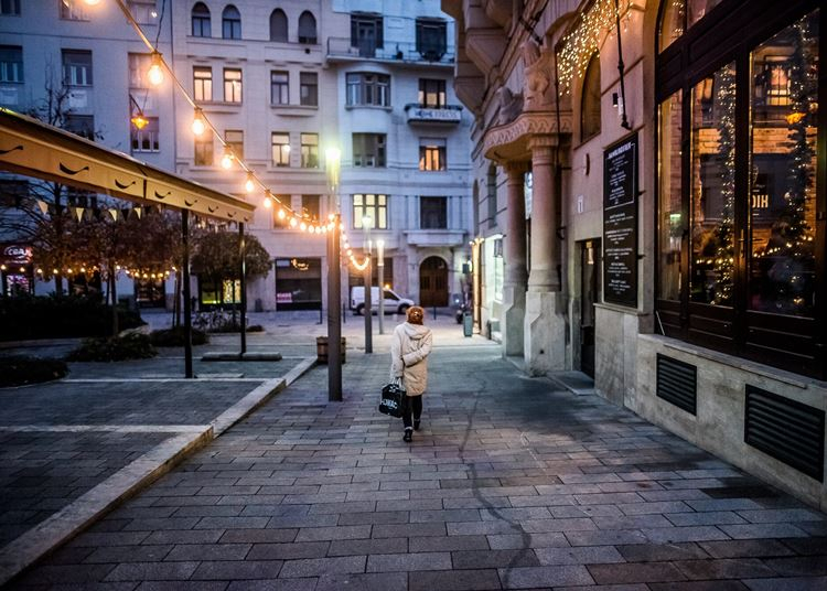 A kanapén ülve sétálnak a fővárosban a helyiek és a turisták