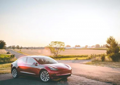 Visszavonják a Tesla szabálysértő önvezető funkcióját