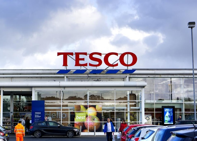 A Tesco 15 négyzetméterenként enged be egy vevőt