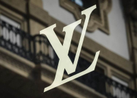 Újabb luxusmárkát érintő támadás: súlyos ügy a Louis Vuitton-nál
