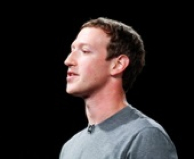 Sorra lépnek le a Facebook-vezetők