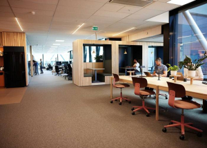 Colliers: stabilizálódik a hibrid munkavégzés, a legtöbb vállalat megtartja irodaterületét