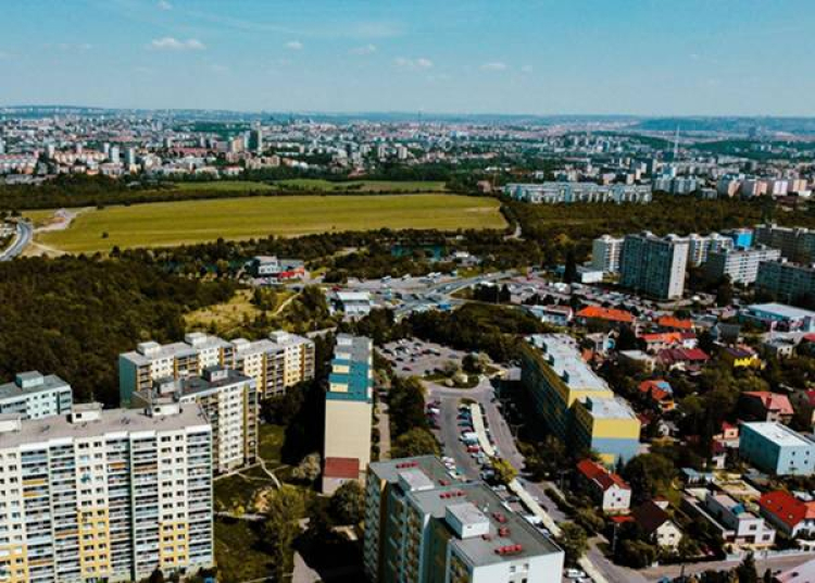 Jelzáloghitelek kamatai enyhén csökkentek Csehországban, stabilizálódik a lakáshitelezési piac