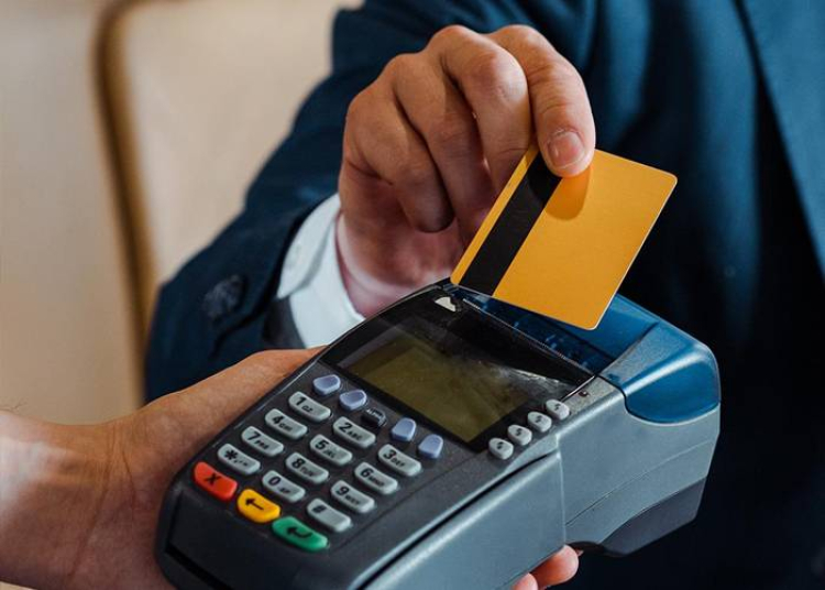 A bankkártya-elfogadás történetében először csökkent a fizikai boltokban működő POS-terminálok száma