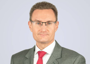 Beindulnak az adóellenőrzések: a NAV megcélozza a multikat
