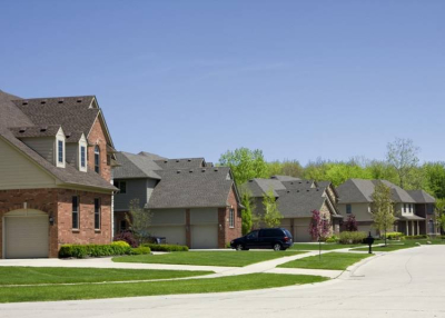 Tűkön ülve várják az otthonfelújítási támogatást: milliós nagyságrendben állnak a felújításra váró házak