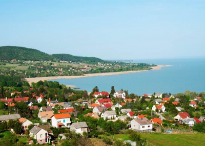 A Balatonon is megtorpant az ingatlanpiac, de áresés azért nem várható