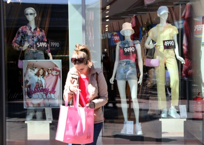 Ezt nem láttuk jönni: a bivalyerős webáruházak ma már fékezik a bolti kereskedelmet