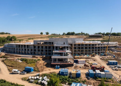 Hamarosan elkészül a völgybe igazított wellness hotel szerkezetépítése Pogányban