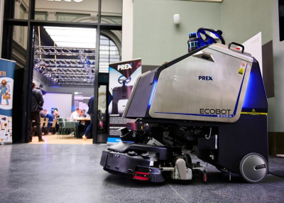 Ünnepelve fogadták az épületfenntartók a takarító robotokat