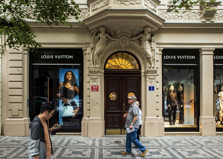 Brutális négyzetméterárak mellett árulnak egy Louis Vuitton üzletet