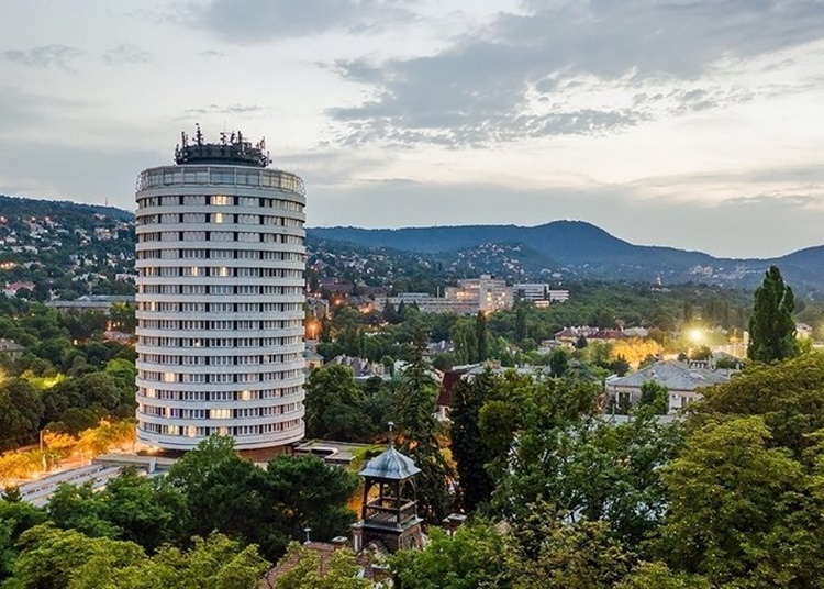 Ráléphet a gereblyére az a szálloda, amelyik mindent egyszerre akar