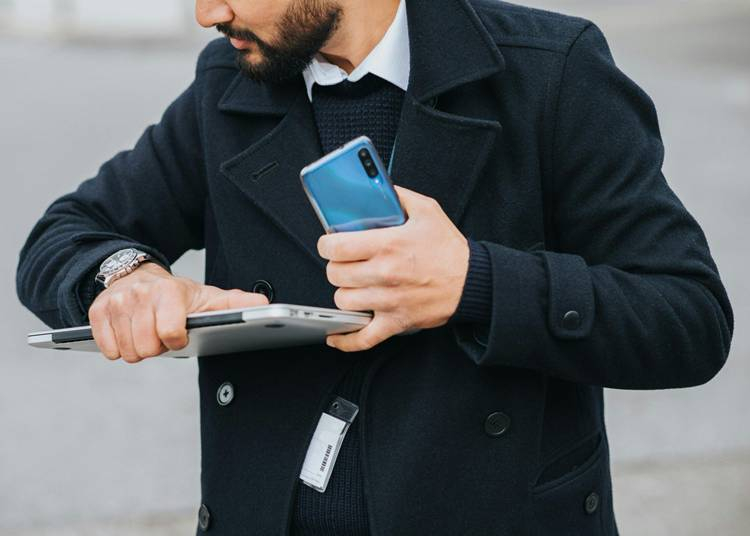 Közösségi média, luxusmárkák és önkép: a férfiaknál erősebben megjelenhet az impulzusvásárlás