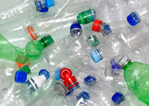 A magyar Decathlon beszünteti a PET palackos termékek forgalmazását