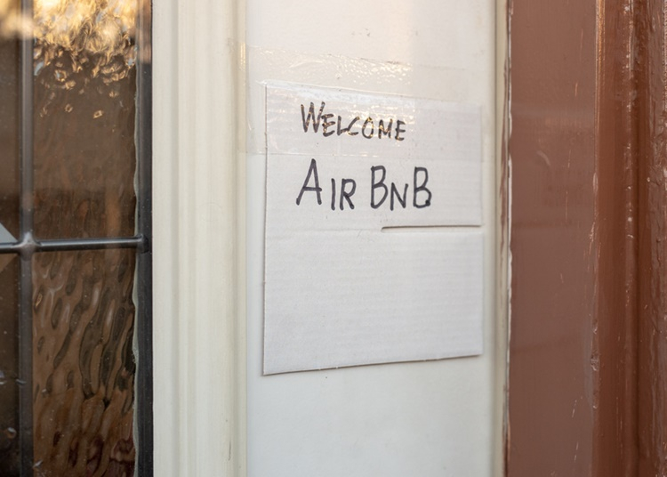 Új módszerrel szűri a bulihuligánokat az Airbnb