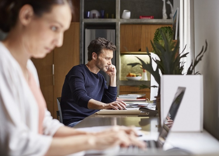 A kereskedelemben és a logisztikában is megjelenik a home office