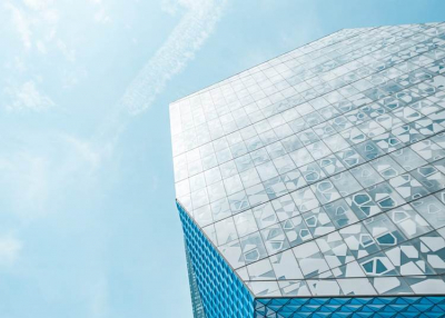 Ütemesen fejleszt, és munkatársakat keres pesti pénzügyi központjába a világ egyik vezető üveggyártója