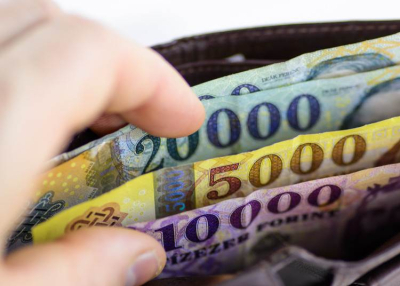 Ekkorák lehetnek 2023-ban a megszabott bérek