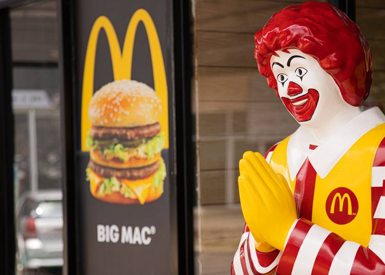 Több millió állásra pályázó személyes adatait kotyogta el a McDonalds HR-chatbotja